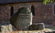 Gedenkstein an der St.-Marien-Kirche Treuenbrietzen, Foto: TMB-Fotoarchiv/ScottyScout