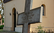 Grabkreuz auf die Kirchhof der St. Anna-Kirche in Löwenbruch, Foto: TMB-Fotoarchiv/ScottyScout