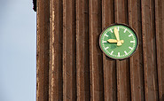 Uhr am hölzernen Glockenturm der St. Anna-Kirche, Foto: TMB-Fotoarchiv/ScottyScout