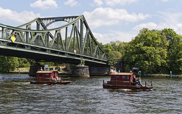 Flöße an der Glienicker Brücke, Foto: PMSG Andre Stiebitz