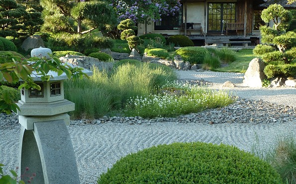 ROJI Japanische Gärten - Der Trockenlandschaftsgarten ist das Herzstück der ganzen Anlage - viele geschnittenen Büsche, gestaltete Kiefern, Felsen und geharkter Kies, Foto: Gesine Jochems
