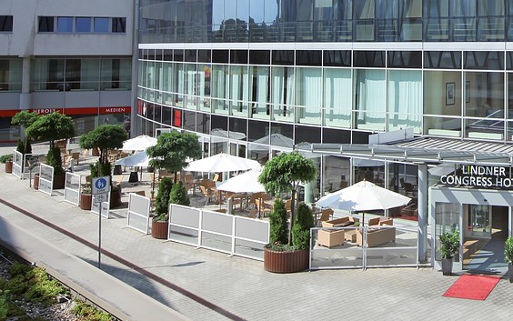 Hoteleingang, Foto: Lindner Congress Cottbus