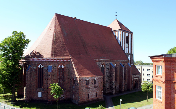 Die weithin sichtbare Stadtkirche St. Peter und Paul in Wusterhausen/Dosse, Foto: Elke Schmiele