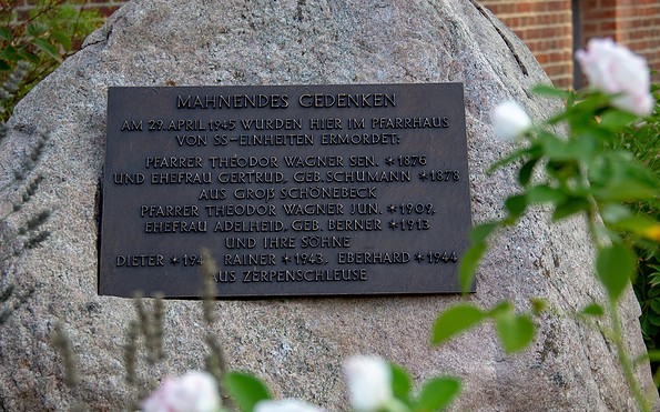 Gedenkstein an der Immanuelkirche, Gross Schoenebeck, Foto: ScottyScout