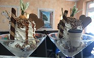 Hausgemachtes Eis und Torte, Foto: Eiscafé Il Pistacchio
