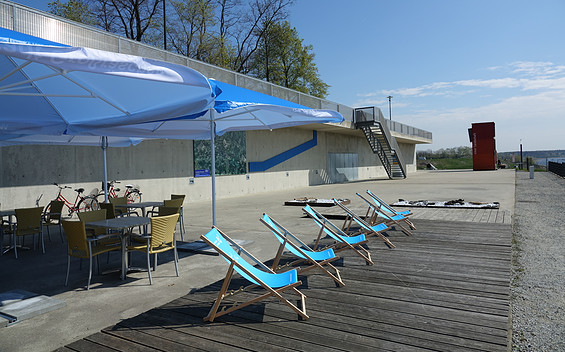 Terrasse vor dem Bistro des IBA-Terrassen Besucherzentrums Lausitzer Seenland, Foto: Tourismusverband Lausitzer Seenland e. V.