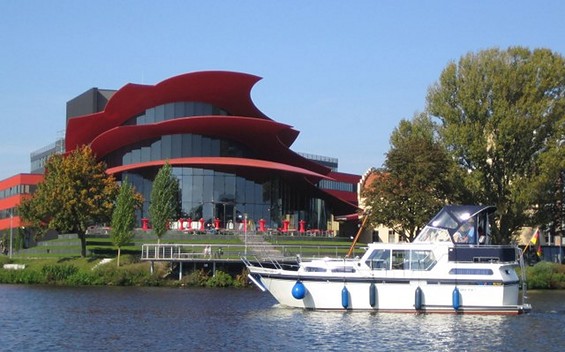 Über Potsdamer und Brandenburger Havelseen, vor dem Hans Otto Theater Potsdam, Foto: TMB-Fotoarchiv/Onnen