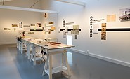 Ausstellungsansicht, Volksbedarf statt Luxusbedarf – Bernau und sein Bauhaus, 2019, Foto: Micha Winkler