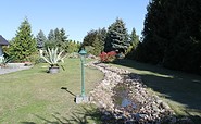 Blick in den weitläufigen Garten der Alten Schmiede, Foto:TEG