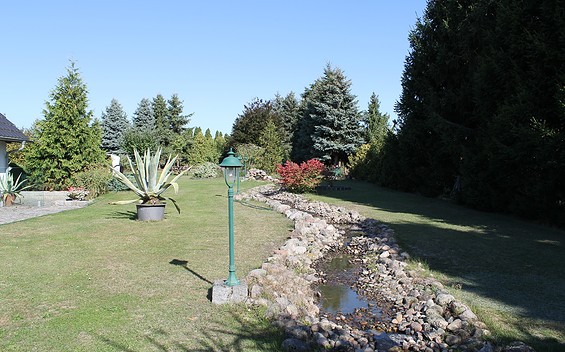 Blick in den weitläufigen Garten der Alten Schmiede, Foto:TEG