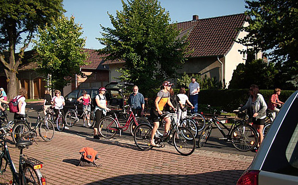 Radfahrer vor dem Verleih und Restaurant &quot;Zum Grafen Bülow&quot;, Foto: Zum Grafen Bülow