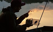 Angler im Boot, Sonnenuntergang, Foto: Florian Läufer