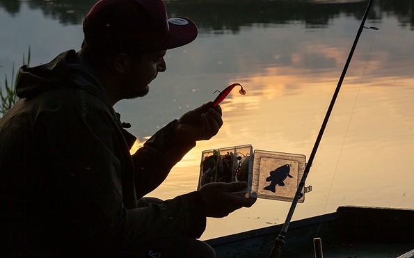 Sonnenuntergang, Angler in Boot, Foto: Florian Läufer