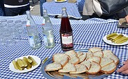Weinverkostung und Schmalzbrote, Foto: TMB-Fotoarchiv/Maria Falkenberg