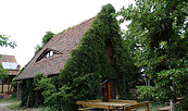 Das Lehm-Ferienhaus in Schönhagen mit Sitzecke draußen. Foto: Gabriele Sußdorf