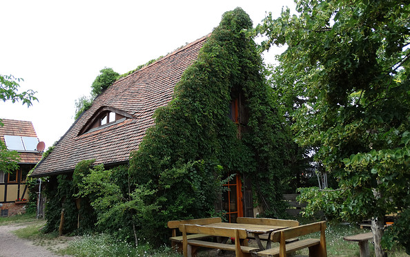 Das Lehm-Ferienhaus in Schönhagen mit Sitzecke draußen. Foto: Gabriele Sußdorf