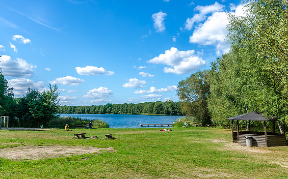 Blick auf die Badewiese am Weißen See, Foto:Michael Mattke