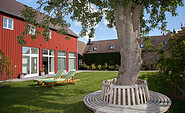 Eingang zum Atelierhaus mit Komfortzimmern und Saunabereich