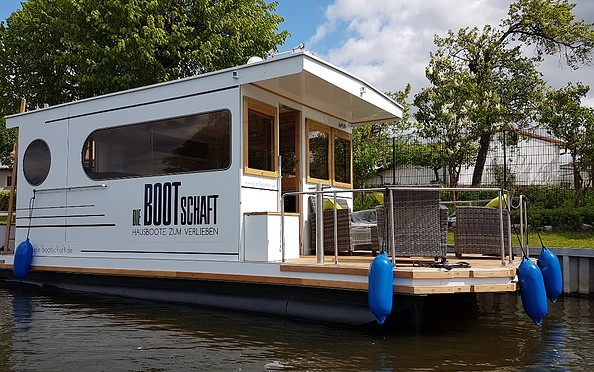 Die Bootschaft - Außenansicht Hausboot, Foto: Die Bootschaft - Hausboote zum Verlieben
