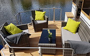 Die Bootschaft - Bugterrasse mit Loungemöbeln, Foto: Die Bootschaft - Hausboote zum Verlieben