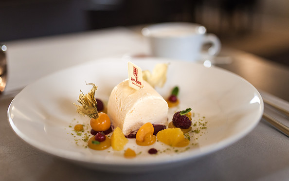 Dessert stillvoll angerichtert, Foto: Albrechtshof Hotel Betriebs GmbH