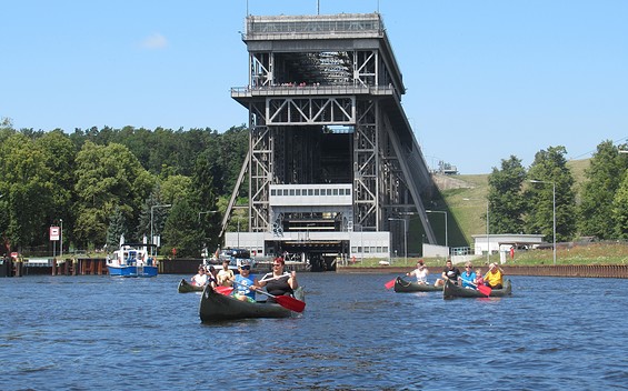 Kanutour vor dem historischen Schiffshebewerk Niederfinow, Foto: Karsten Förster