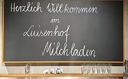 Willkommensschild Luisenhof Milchladen, Foto: TMB-Fotoarchiv/Mathias Knospe