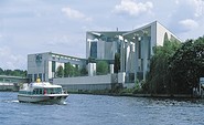 In front of the Federal Chancellery, picture: Kuhnle Tours GmbH