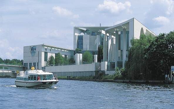 In front of the Federal Chancellery, picture: Kuhnle Tours GmbH