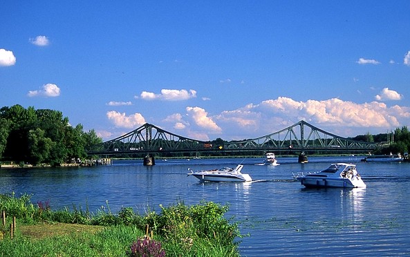 Glienicke Bridge with the river Havel, picture: TMB-Fotoarchiv/Boldt