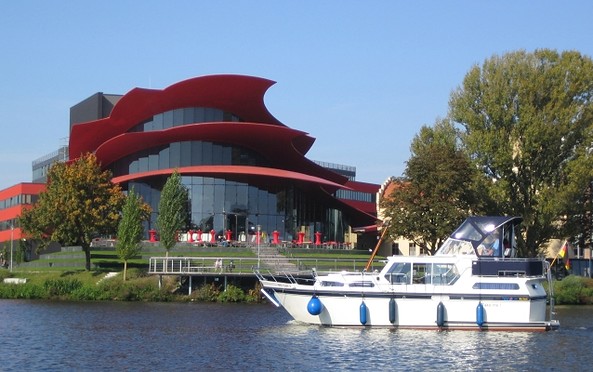 Motorboat in front of the Hans Otto Theater, picture: TMB-Fotoarchiv/Onnen
