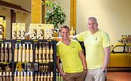 Die Inhaber stehen im scharfesGelb Shop, Foto: scharfesGelb