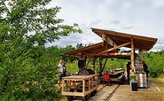 Grillwagen auf Schienen - offene Küche, Foto: Wilde Heimat