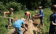 Die Grundschule Elsterwerda siebt Funde aus, Foto: atz