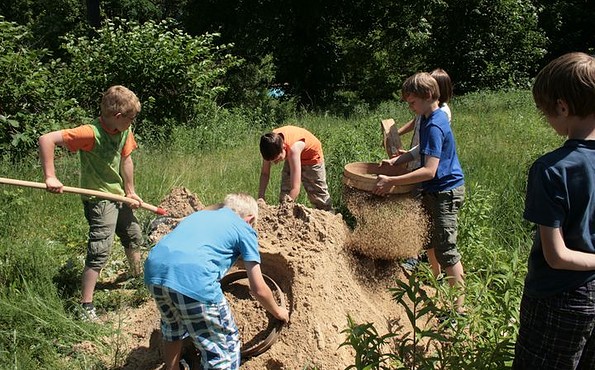 Die Grundschule Elsterwerda siebt Funde aus, Foto: atz