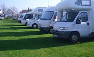 Wohnmobilstellplatz auf der Wiese hinter dem Hof, Foto: Gasthaus Stuckatz