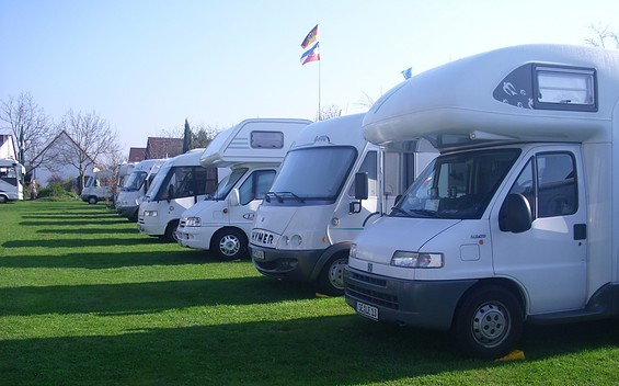 Wohnmobilstellplatz auf der Wiese hinter dem Hof, Foto: Gasthaus Stuckatz