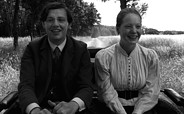Der Lehrer (Christian Friedel) und Eva (Leonie Benesch) kommen sich in dem Film „Das weiße Band“ näher, Foto: X Verleih