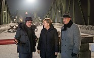 Bundeskanzlerin Angela Merkel am Set von „Bridge of Spies – Der Unterhändler“ zusammen mit Regisseur Steven Spielberg (links) und Schauspieler Tom Hanks, Foto: Bundesregierung / Bergmann