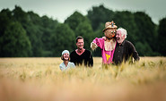 Ein Feld bei Lenzerwische mit Emma und Til Schweiger sowie Dieter Hallervorden in dem Film „Honig im Kopf“, Foto: Barefoot Films