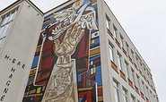 Sozialistische Kunst an einer Fassade in Eisenüttenstadt, Das Rathaus von Eisenhüttenstadt, Foto: TMB-Fotoarchiv/Steffen Lehmann