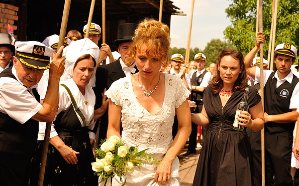 Spreewaldkrimi, Folge „Mörderische Hitze“: Szene der Hochzeit von Irene (gespielt von Christina Große, Mitte), Foto: ZDF / Hardy Spitz