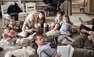 Til Schweiger mit Kindern aus dem Hort im Film „Zweiohrküken“, die Aufnahmen dafür wurden in der Rosenvilla Paretz gemacht, Foto: Barefoot Films / Warner Bros