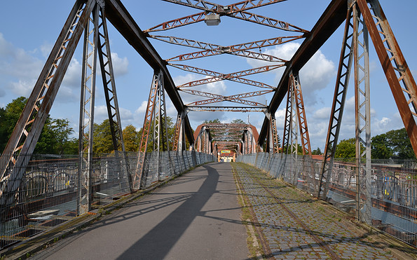 Ehemalige Straßenbahnbrücke in Plaue bei Tage, Foto: TMB-Fotoarchiv Matthias Schäfer