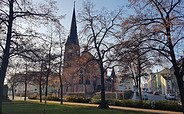 Außenansicht Johanniskirche hinter Bäumen, Foto: Stadt Eberswalde