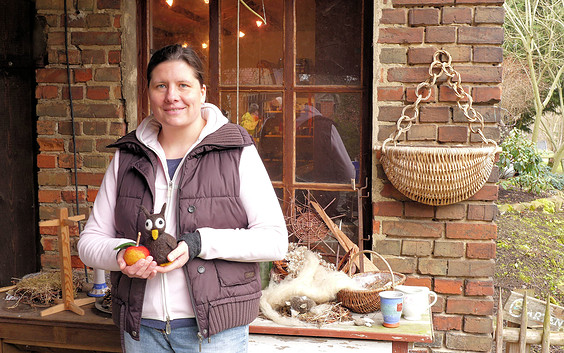Maja Heese vor ihrem Atelier, Foto: Anke Bielig