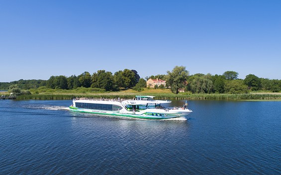 MS Schwielowsee vor Schloss Petzow (c) Weiße Flotte GmbH