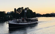 Dampfschiff Gustav auf der Fahrt in den Sonnenuntergang (c) Weiße Flotte GmbH