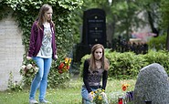 Anna (Anna Brüggemann, l.) findet ihre Freundin Nic (Lea Draeger) verstört am Grab ihres Mannes, Foto: ZDF / Oliver Feist