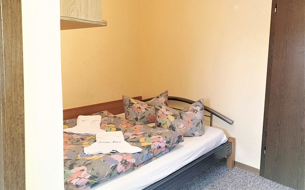 Doppelzimmer Einstieg ins Bett ist nur von einer Seite möglich (Breite 1,40 m), Foto: Ulrike Haselbauer